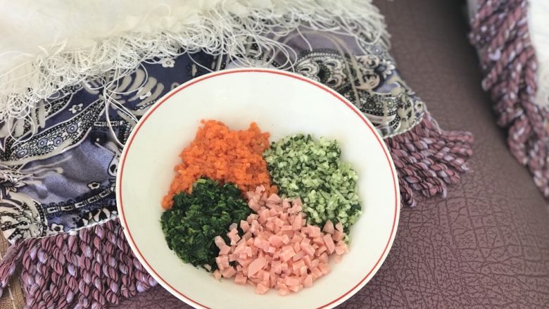 饭团,菠菜焯好凉水冲一下，攥干切碎，胡萝卜一样切碎，香肠和<a style='color:red;display:inline-block;' href='/shicai/ 54'>黄瓜</a>切丁。