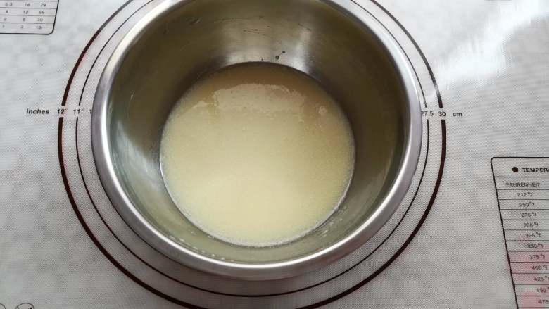 酸奶棉花糖戚风(焦糖味),用手抽快速充分混合乳化