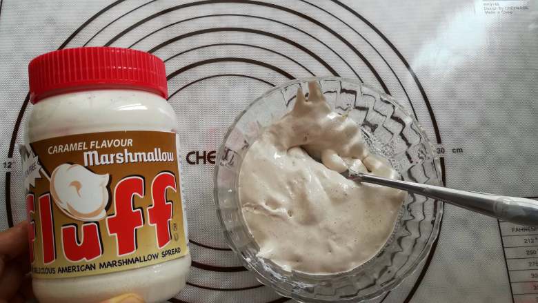 酸奶棉花糖戚风(焦糖味),用小勺子取出60克棉花糖待用