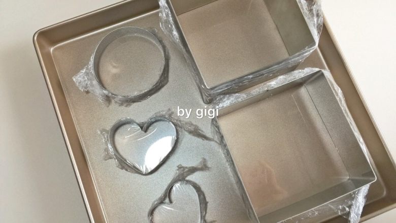 网红水果干巧克力,准备几个方形或长方形模(有巧克力硅㬵模更好 我用的慕斯圈 外底包紧保鲜膜)置于平盘上
