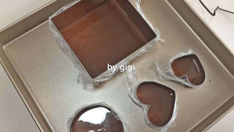 网红水果干巧克力,倒入模具中 推向四周 轻凳几下把巧克力凳平