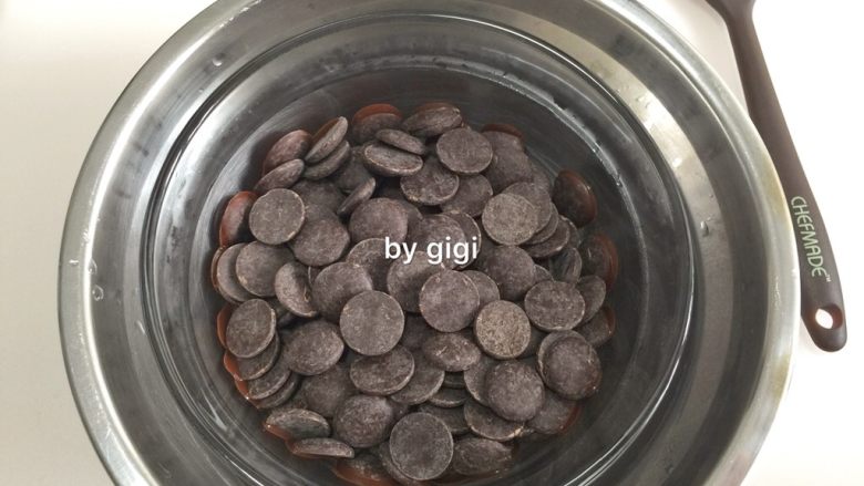网红水果干巧克力,溶化黑巧克力操作:黑巧克力切小块 放入无水的干净容器中 准备一碗70度左右的热水 置热水中隔热水溶化(一开始不要搅拌 待3分钟左右用刮刀慢慢搅拌至完全溶化)注意整个过程巧克力都不能沾到任何水分 否则巧克力怎么化都不会顺滑 呈半凝固状 这样的巧克力是沒有办法挽回的 只能报废了!