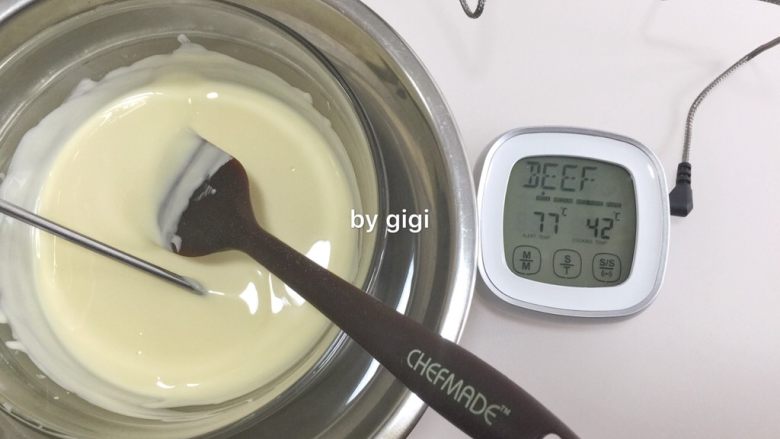 网红水果干巧克力,溶化白巧克力操作:白巧克力切小块 放入无水的干净容器中 准备一碗70度的热水 置热水中隔热水溶化(一开始不要搅拌 待3分钟左右用刮刀慢慢搅拌至完全溶化)插入温度计 至42度左右离开热水