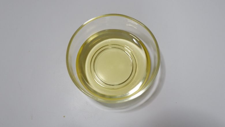 6寸基础戚风蛋糕—烫面法,<a style='color:red;display:inline-block;' href='/shicai/ 140122'>玉米油</a>称重好,放入可以微波的容器中