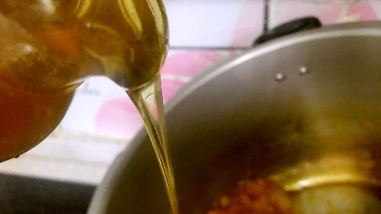 自做金桔柠檬茶,不只能止咳化痰,还是面包好伴侣,待冷却后出锅即可,加入<a style='color:red;display:inline-block;' href='/shicai/ 865'>蜂蜜</a>。