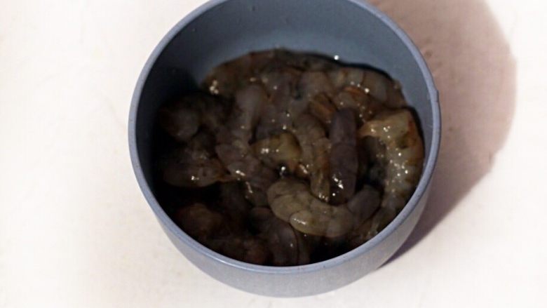 腊肠鲜虾盖浇面疙瘩,将虾去头尾,去皮,挑出虾线,洗净备用。