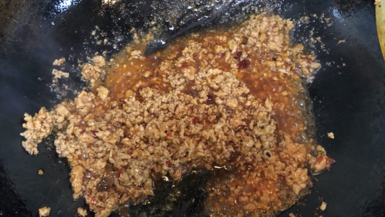 三味茄条,起油锅倒入猪肉,辣椒,一勺豆瓣酱,鸡精少许炒香,加入少许清水烧开,就可以盛盘了