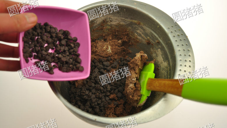巧克力豆曲奇,加入巧克力豆70克,剩下一部分后面放在巧克力表面。
