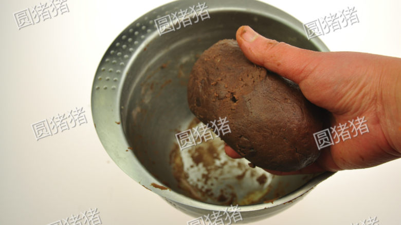 巧克力豆曲奇,用手将面糊整形成团状。(如夏天需将面团包上保鲜膜,放入冰箱冷藏30分钟)