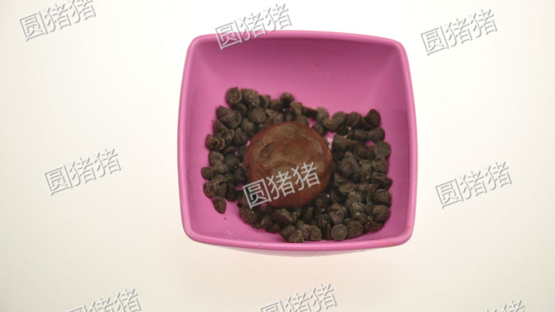 巧克力豆曲奇,取一小碗装上30克巧克力豆,放入圆球,使其表面粘上巧克力豆。