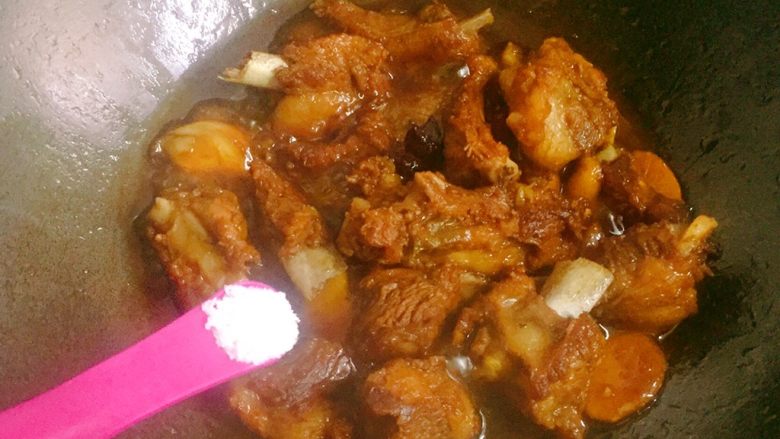 家常烧排骨,待排骨熟烂后,加入少许盐调味。