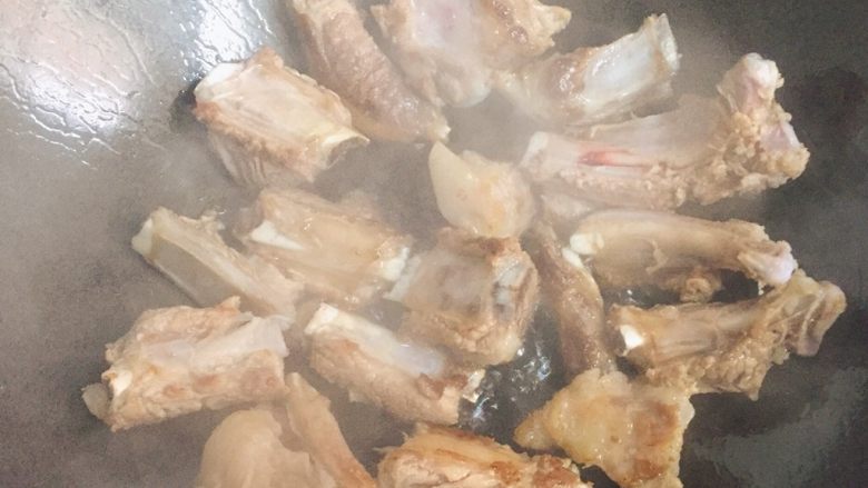 家常烧排骨,另起锅倒入适量食用油烧热后,将排骨放入锅中,用小火两面煎成金黄色。