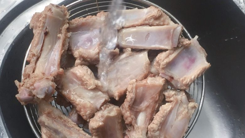 家常烧排骨,然后捞出冲洗干净,沥干水份备用。