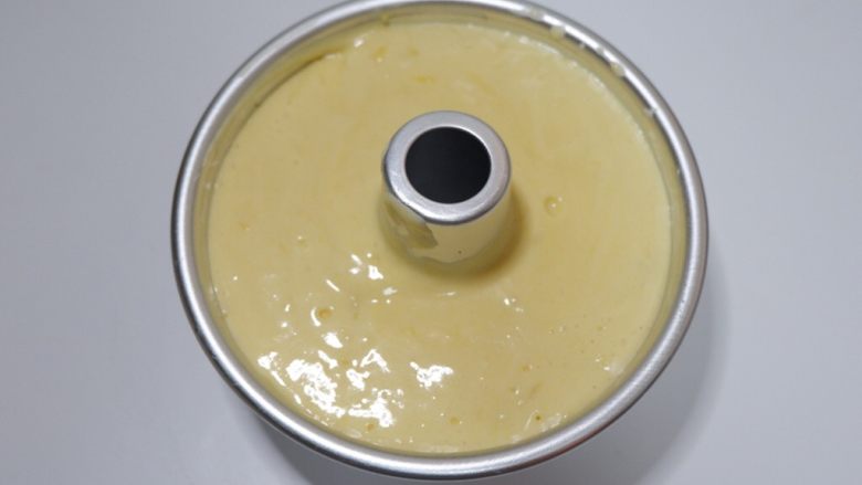 酸奶戚风蛋糕—烫面法,倒入模具。抹平表面,大气泡用牙签戳破