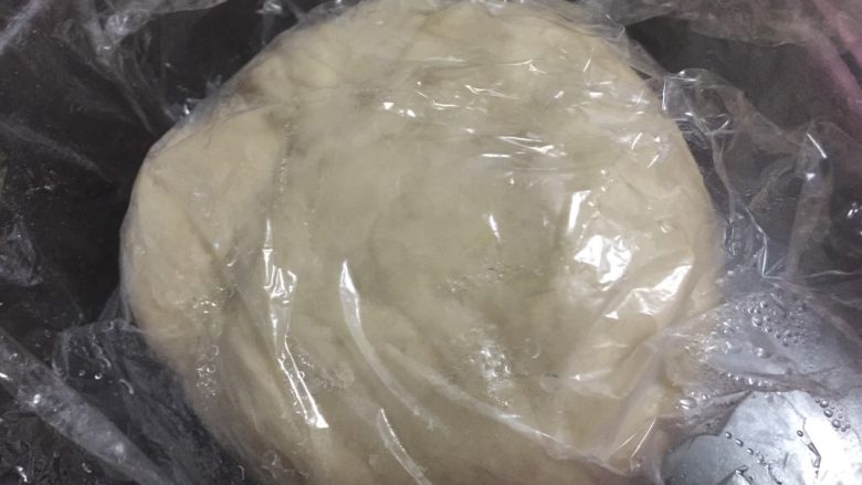 #做饼#牛肉馅烙饼,然后用手或面包机揉面,揉成光滑的面团,然后用保鲜膜盖住静置1小时