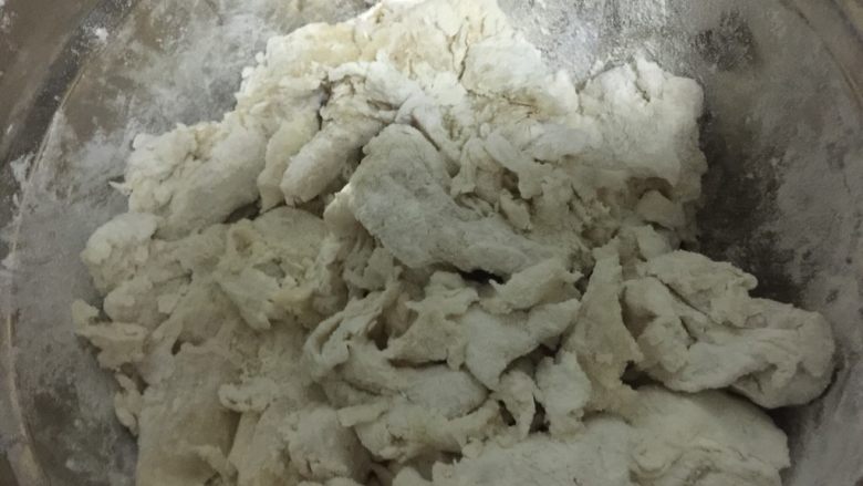 #做饼#牛肉馅烙饼,然后加入开水用筷子搅拌成絮状