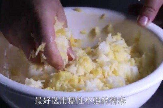 川菜大师版酱油炒饭,用手抓拌米饭,使蛋黄均匀包裹在米粒上。建议选用糯性不强的精米,如泰国米。