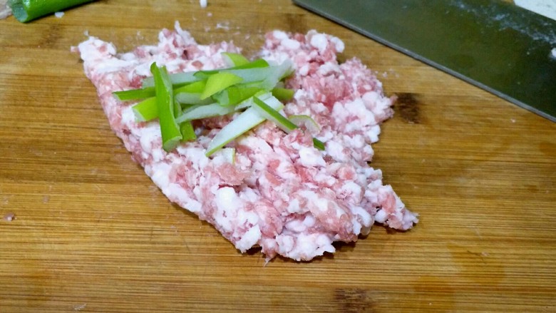 酸菜馅饺子,加入一小段<a style='color:red;display:inline-block;' href='/shicai/ 3250'>葱</a>叶,快刀斩肉末,把肉躲到细腻发黏为止。