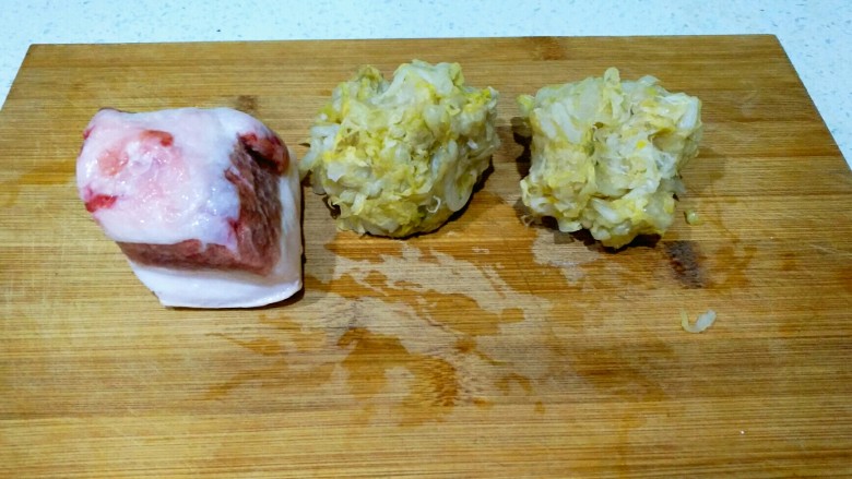 酸菜馅饺子,酸菜挤干水分,切碎,放在盘子里备用。选一块儿肥瘦相间的<a style='color:red;display:inline-block;' href='/shicai/ 414'>猪肉</a>,肥瘦肉我个人喜欢2:3的比例。