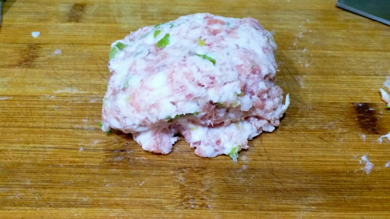 酸菜馅饺子,肉末剁成这个样子就OK了,要是买现成的肉末,回来也要剁,我觉得剁肉末不仅是为了细,还有口感。