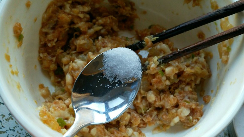 酸菜馅饺子,加入适量的盐,盐的量看你生抽,酱油的限度来定。