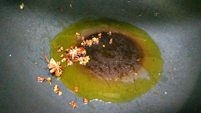 酸菜馅饺子,锅里放入冷油,花椒和大料同时下锅小火慢慢熬出香油,熬到花椒开始变黑为止。把渣扔掉。