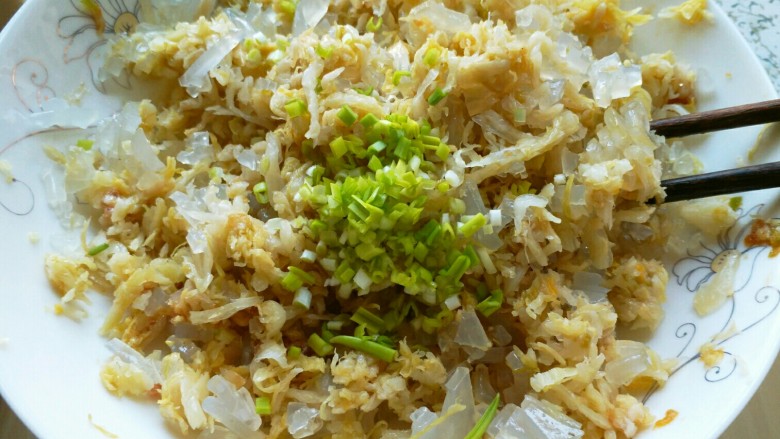 酸菜馅饺子,酸菜和粉条,加入<a style='color:red;display:inline-block;' href='/shicai/ 152'>韭黄</a>末,淋上上一步熬的油,混合均匀。