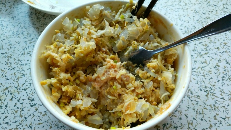 酸菜馅饺子,各自搅拌好的肉馅和素馅再次大团圆,搅拌均匀。