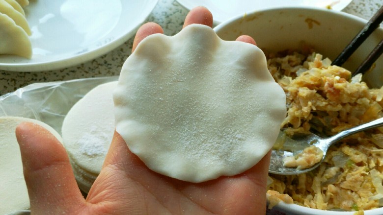 酸菜馅饺子,终于进入包的步骤了,为了省事儿直接买的饺皮,饺皮自己用手再捏捏边缘,捏薄一些好包。