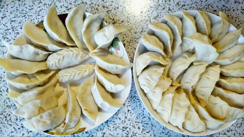 酸菜馅饺子,神预算，只剩一张饺皮，哈哈还包了一个老鼠饺子。