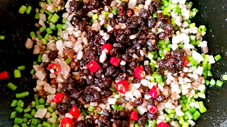 苍蝇头,蒜苔丁炒至7成熟时,倒入炒好的小肉丁,<a style='color:red;display:inline-block;' href='/shicai/ 816'>干豆豉</a>,小米辣圈。