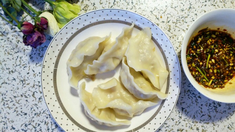 酸菜馅饺子,开水煮饺子,煮的步骤就不说了哈,一勺辣椒油,韭黄末,香菜末,酱油调的蘸料,美着咧美着咧~