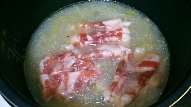酸菜馅饺子,饺子汤再下羊肉卷,煮2分钟。