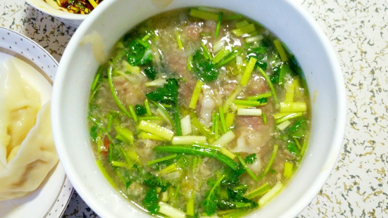 酸菜馅饺子,撒上香菜,拌入一勺蘸料,哎呀妈呀美死我了😋