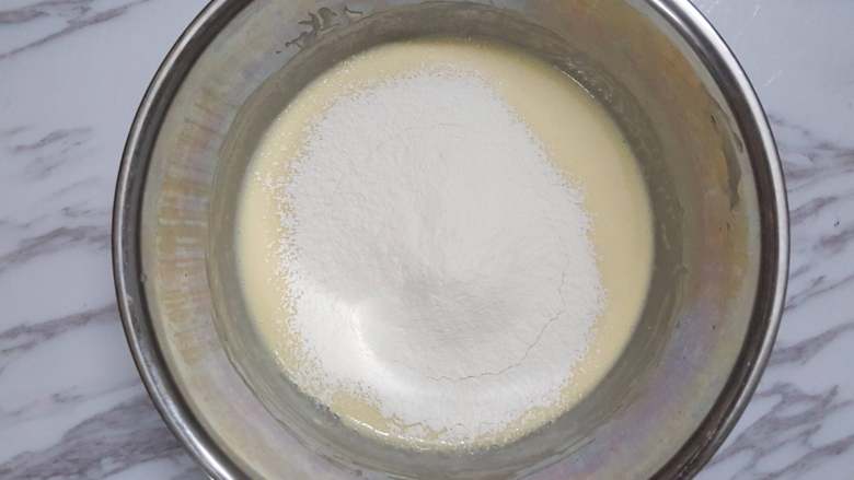豆乳奶油奶酪戚风,筛入低粉,一字法搅拌至无颗粒状,一定不能画圈搅拌!