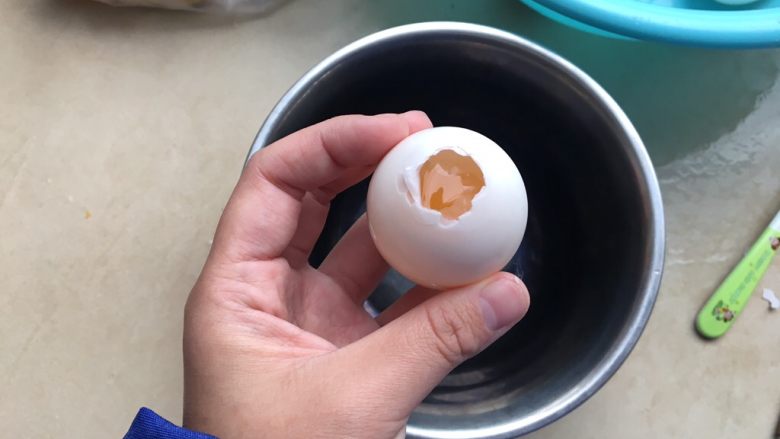 咸蛋超人—糯米蛋,去掉顶端已经碎了的蛋壳,留下一个小洞洞