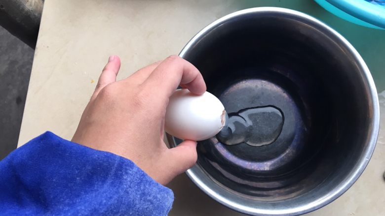 咸蛋超人—糯米蛋,倒出蛋内的蛋白液,留下蛋内的蛋黄