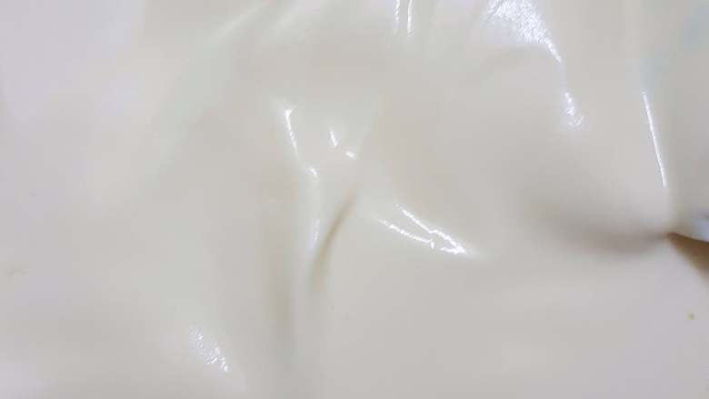 豆乳奶油奶酪戚风,再分别两次加入蛋白霜,用刮刀切拌+翻拌,得到细腻光滑的面糊