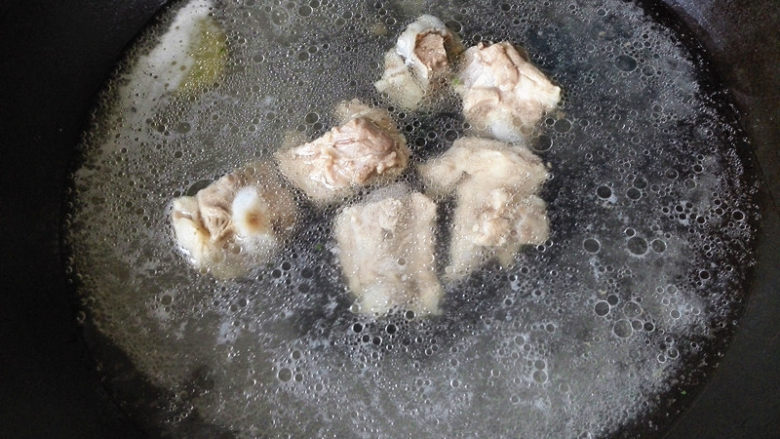 浓情排骨汤,此时排骨也压好了,锅里重新加入适量清水,再倒入排骨煮开,