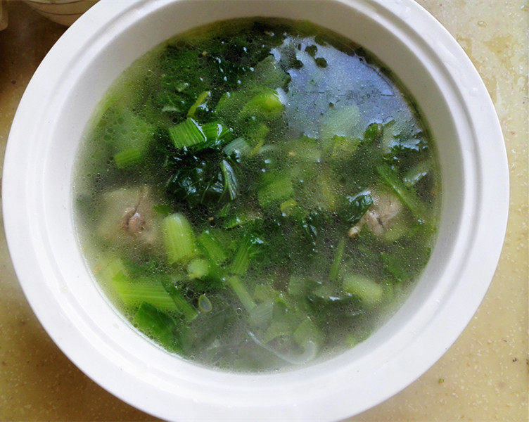 浓情排骨汤,排骨汤开锅后,迅速倒入大碗里,拌匀,