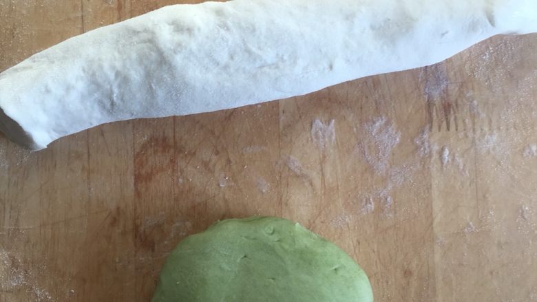白菜(百财)饺子,揉面团
一分为二,其中一块加入抹茶粉