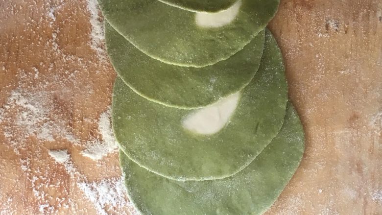 白菜(百财)饺子,擀皮
中间白四周绿