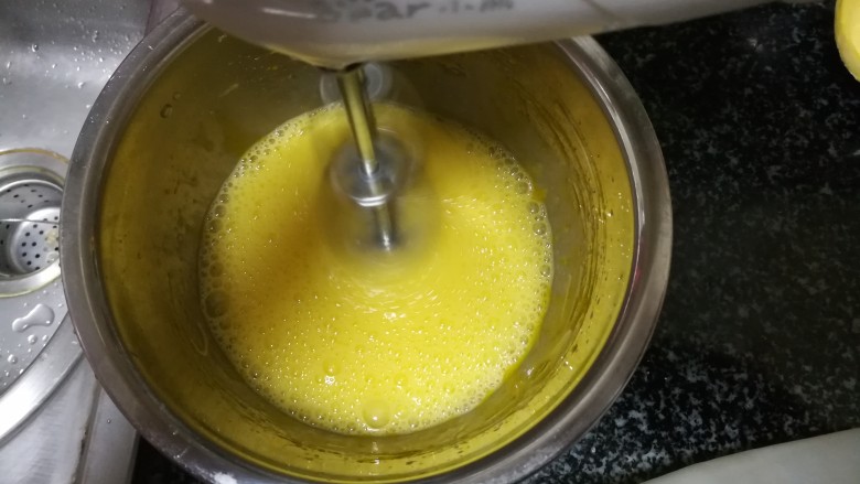 酸甜可口的简易版蔓越莓蛋挞,用打蛋器快速打20秒左右,看着变成均匀的黄色即可。