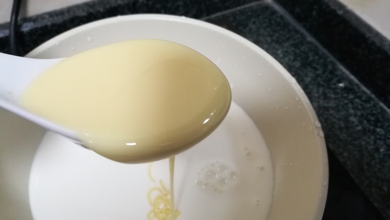 酸甜可口的简易版蔓越莓蛋挞,加入一大调羹炼奶,我喜欢用炼奶而不是白糖,是因为炼奶更香得多。
喜欢甜的友友们,可以多加点,我不爱甜,所以就加这么一勺子。