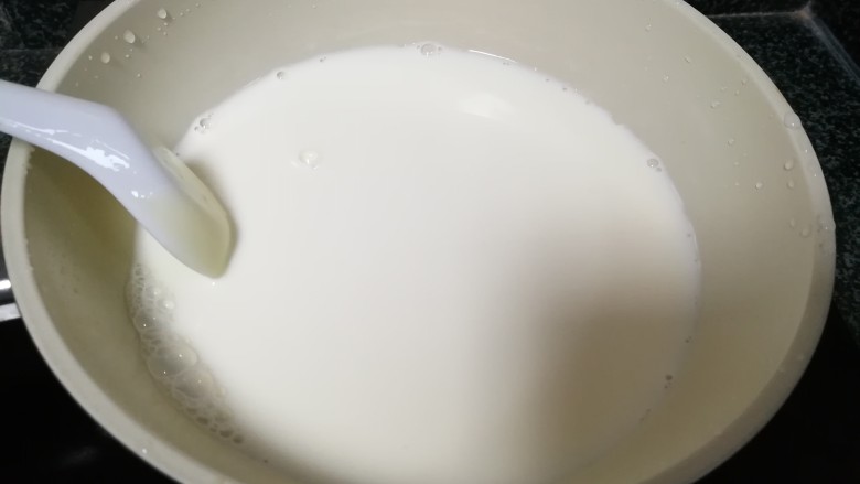酸甜可口的简易版蔓越莓蛋挞,继续小火加热,搅拌,让炼奶化开。
