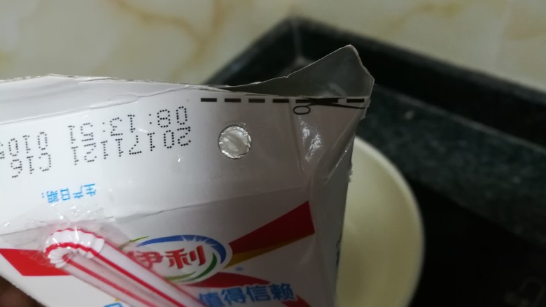 酸甜可口的简易版蔓越莓蛋挞,牛奶剪开一个口子,倒进锅里。
