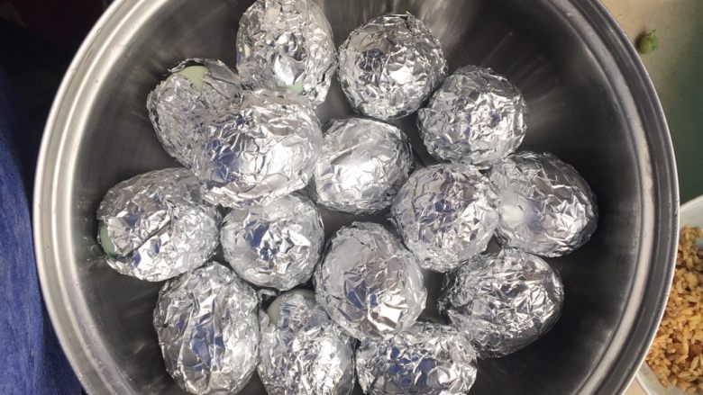 咸蛋超人—糯米蛋,包好后将所有咸蛋放入容器内,上锅蒸60分钟,确保蛋内所有糯米熟透
