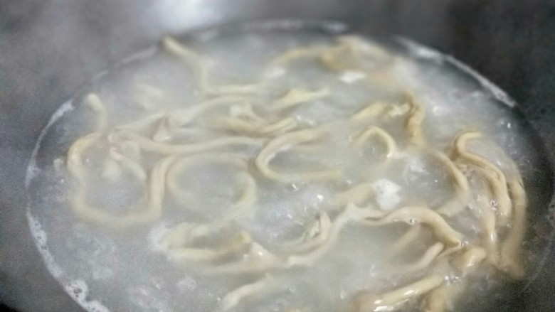 #宝贝最爱#爆炒鹅肠,鹅肠焯水,冷水入锅,烧开后煮2分钟。