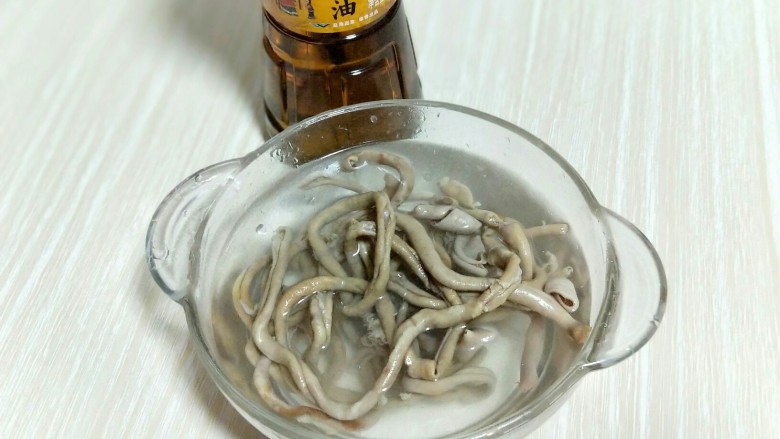 #宝贝最爱#爆炒鹅肠,焯水的鹅肠捞出过冷水,反复冲洗至干净。