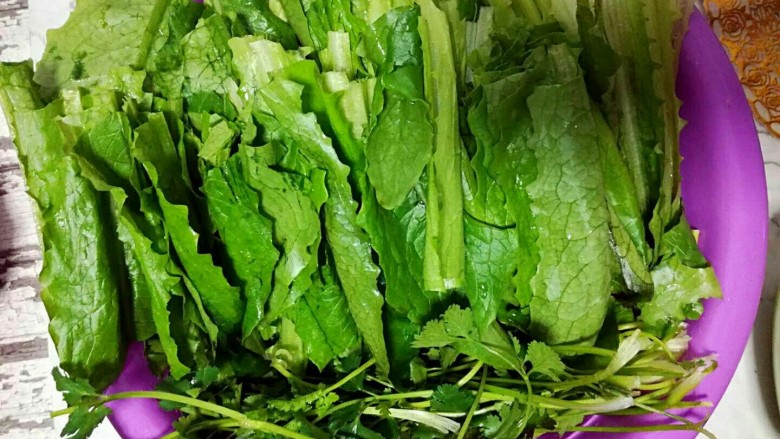 麻辣香锅,青菜类我个人比较喜欢吃列表中的几款，还有藕片，因为没买到，所以这次没放，我推荐的这几款家里人都很喜欢吃，如果大家第一次做可以参考下，当然还可以放一些自己喜欢的青菜，比如茼蒿，菠菜等等。
